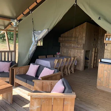 Safari Tent With A Beautiful View At Lot Sous Toile Campo de lujo
