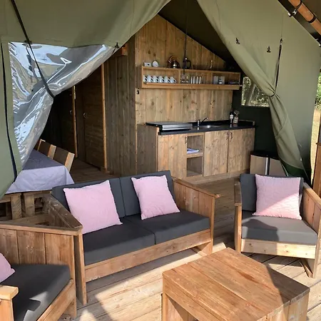 Campo de lujo Safari Tent With A Beautiful View At Lot Sous Toile Montamel