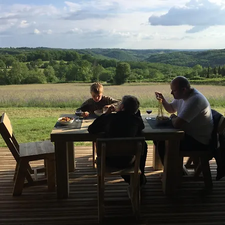 Campo de lujo Safari Tent With A Beautiful View At Lot Sous Toile Montamel