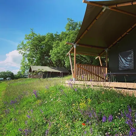 Safari Tent With A Beautiful View At Lot Sous Toile Campo de lujo